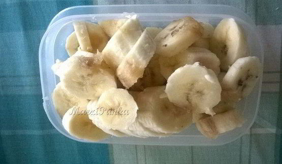 бананово-фисташковый кекс под молочно-маковой глазурью