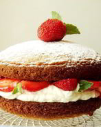 Чайный кекс с бальзамической клубникой и лимончелло