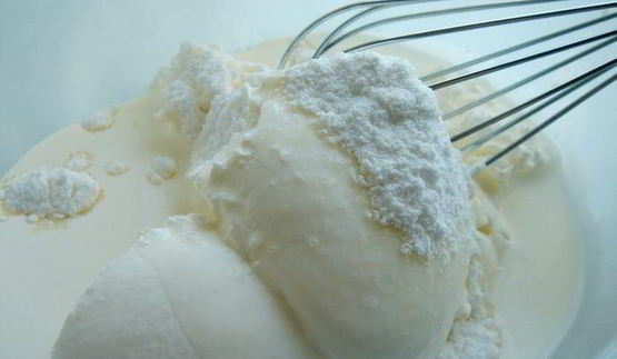 чайный кекс с бальзамической клубникой и лимончелло