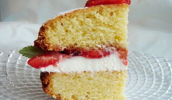 чайный кекс с бальзамической клубникой и лимончелло
