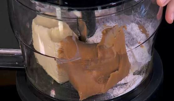 кекс на арахисовом масле с яблоком и шоколадом