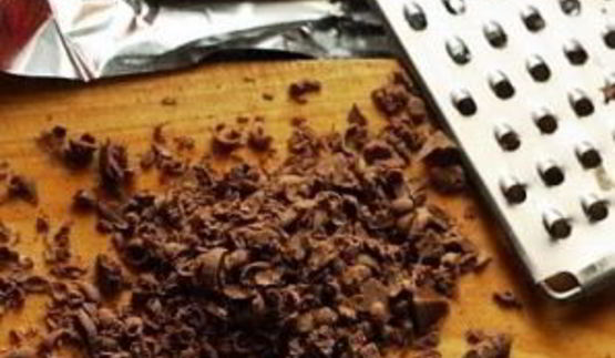 кекс с бразильским орехом, вареньем и шоколадом