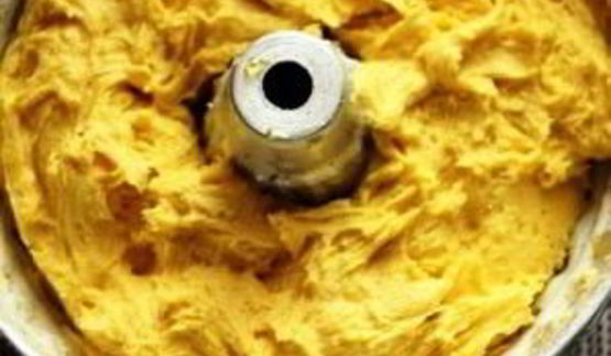 кекс с бразильским орехом, вареньем и шоколадом