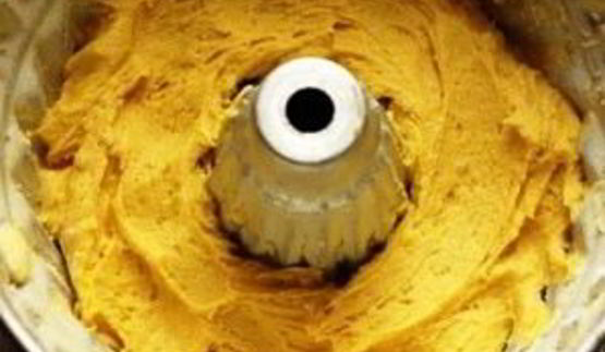 кекс с бразильским орехом, вареньем и шоколадом