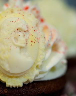 Кексы Красный бархат с вишневой начинкой