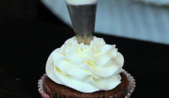 кексы красный бархат с вишневой начинкой