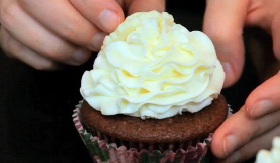 кексы красный бархат с вишневой начинкой