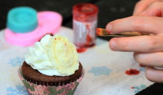 кексы красный бархат с вишневой начинкой