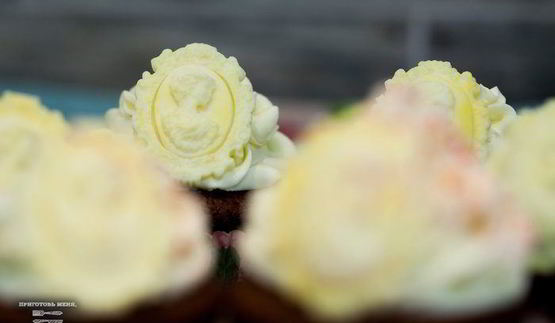 кексы красный бархат с вишневой начинкой