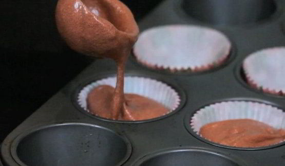 кексы красный бархат с вишневой начинкой