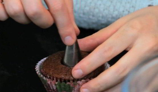 кексы красный бархат с вишневой начинкой