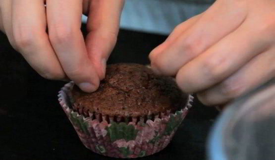 кексы красный бархат с вишневой начинкой