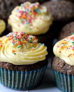 Маковые капкейки с изюмом и сливочным кремом