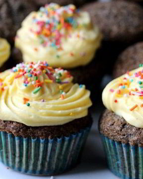 Маковые капкейки с изюмом и сливочным кремом