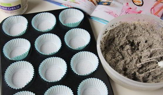 маковые капкейки с изюмом и сливочным кремом