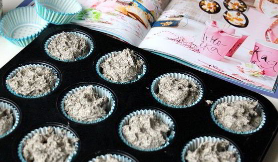 маковые капкейки с изюмом и сливочным кремом