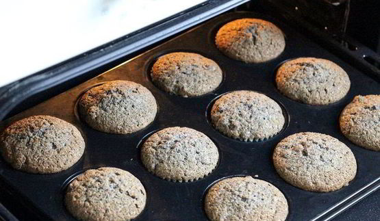 маковые капкейки с изюмом и сливочным кремом