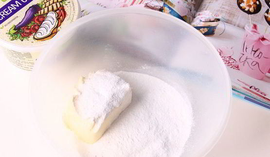 маковые капкейки с изюмом и сливочным кремом