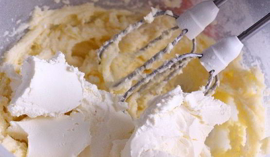 маковые капкейки с изюмом и сливочным кремом