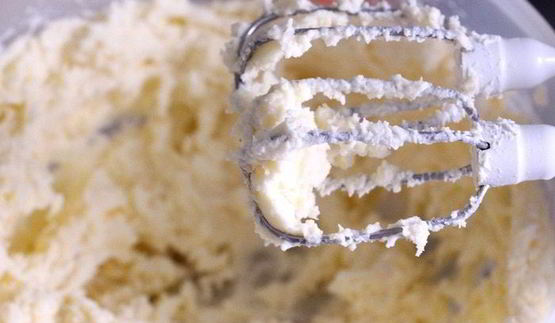 маковые капкейки с изюмом и сливочным кремом