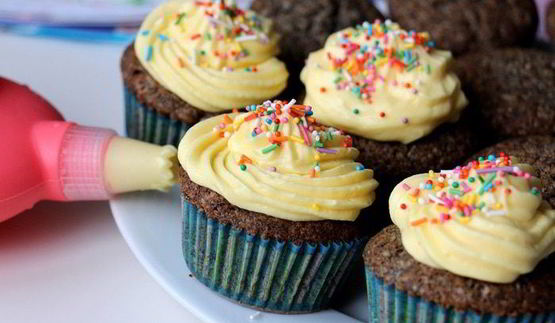 маковые капкейки с изюмом и сливочным кремом