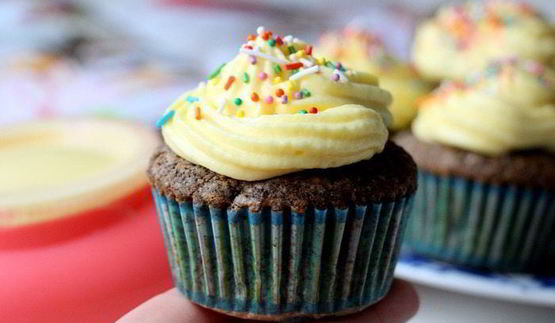 маковые капкейки с изюмом и сливочным кремом