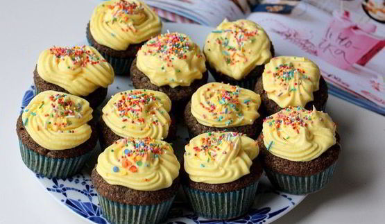 маковые капкейки с изюмом и сливочным кремом