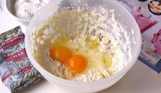 маковые капкейки с изюмом и сливочным кремом