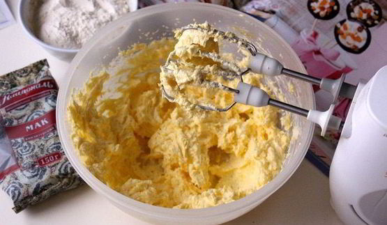 маковые капкейки с изюмом и сливочным кремом