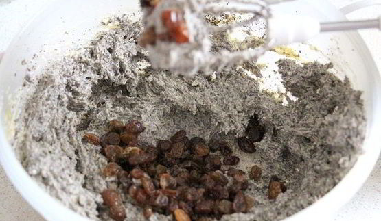 маковые капкейки с изюмом и сливочным кремом