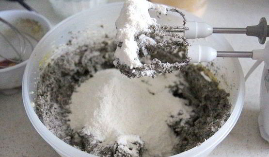 маковые капкейки с изюмом и сливочным кремом