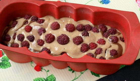 мраморный пряный кекс на сыворотке с малиной