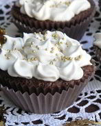 Шоколадно-творожные кексы с брусникой