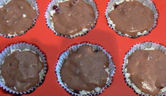 шоколадно-творожные кексы с брусникой