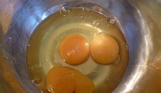 творожный кекс на кефире с вяленой вишней