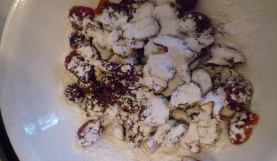 творожный кекс на кефире с вяленой вишней