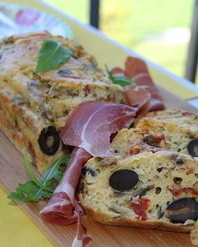 Закусочный кекс с летними овощами, вялеными томатами и белым вином