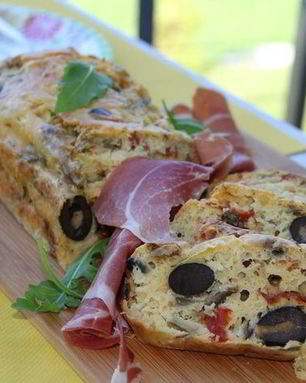 Закусочный кекс с летними овощами, вялеными томатами и белым вином