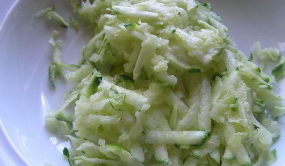 закусочный кекс с летними овощами, вялеными томатами и белым вином