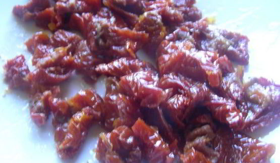 закусочный кекс с летними овощами, вялеными томатами и белым вином