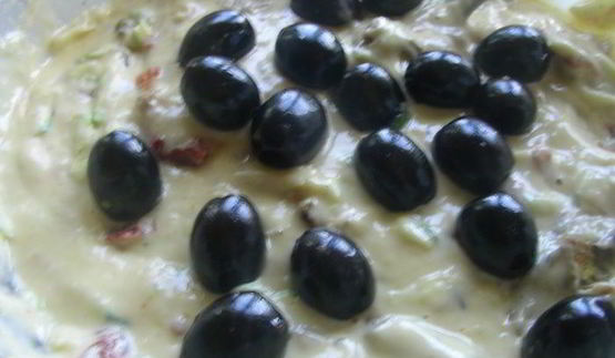 закусочный кекс с летними овощами, вялеными томатами и белым вином