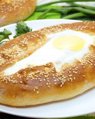 Хачапури с брынзой и яйцом