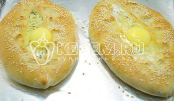 хачапури с брынзой и яйцом
