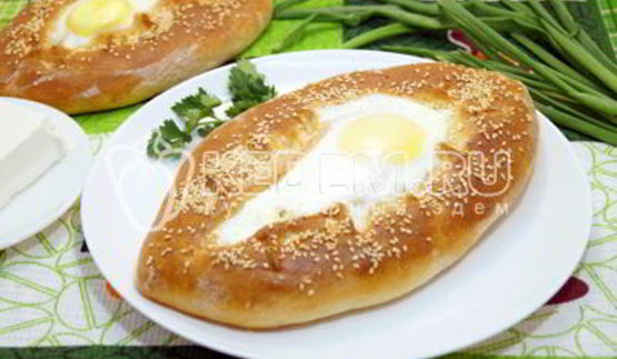 хачапури с брынзой и яйцом