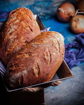 Батоны на пшеничной закваске с беконом и луком