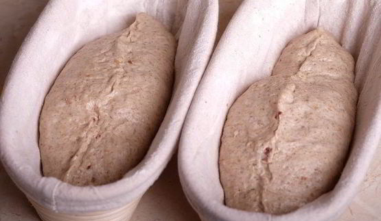 батоны на пшеничной закваске с беконом и луком