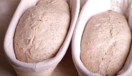 батоны на пшеничной закваске с беконом и луком