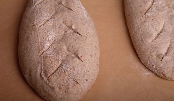 батоны на пшеничной закваске с беконом и луком