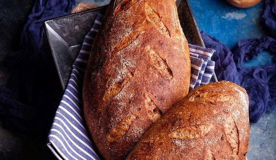 батоны на пшеничной закваске с беконом и луком