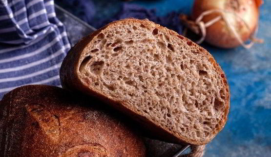 батоны на пшеничной закваске с беконом и луком